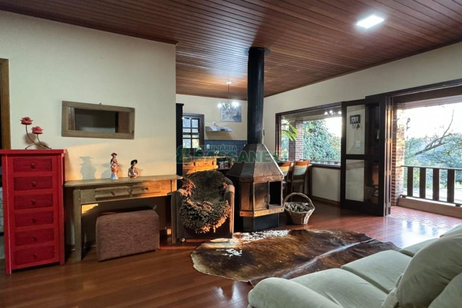 Chácara com 325m², 4 dormitórios, 3 vagas, no bairro Pedancino em Caxias do Sul para Comprar