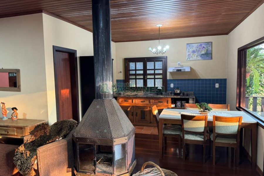 Chácara com 325m², 4 dormitórios, 3 vagas, no bairro Pedancino em Caxias do Sul para Comprar