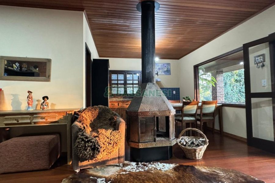 Chácara com 325m², 4 dormitórios, 3 vagas, no bairro Pedancino em Caxias do Sul para Comprar