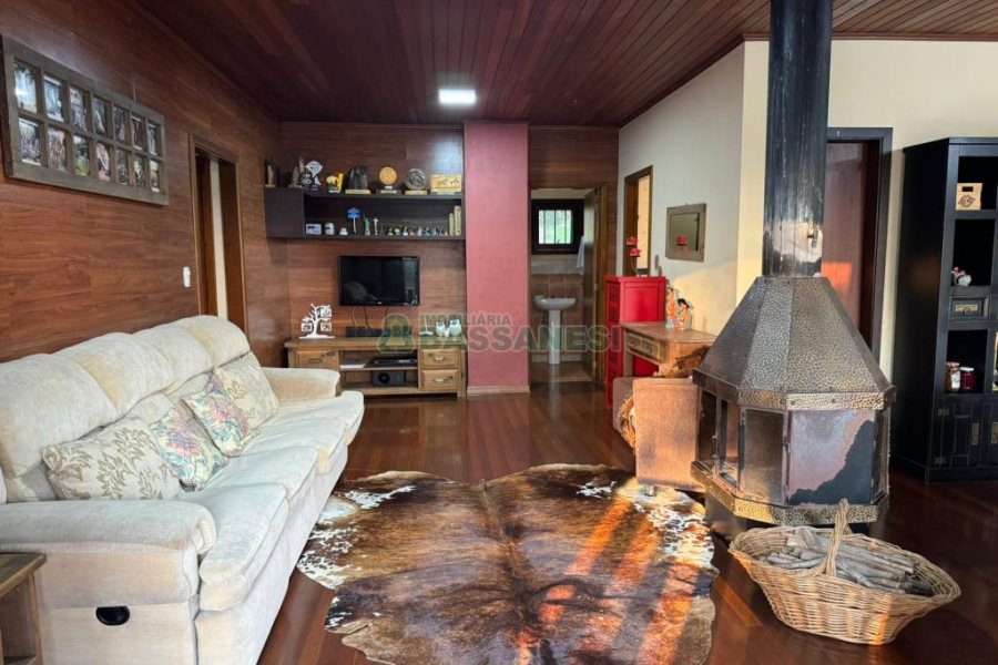 Chácara com 325m², 4 dormitórios, 3 vagas, no bairro Pedancino em Caxias do Sul para Comprar