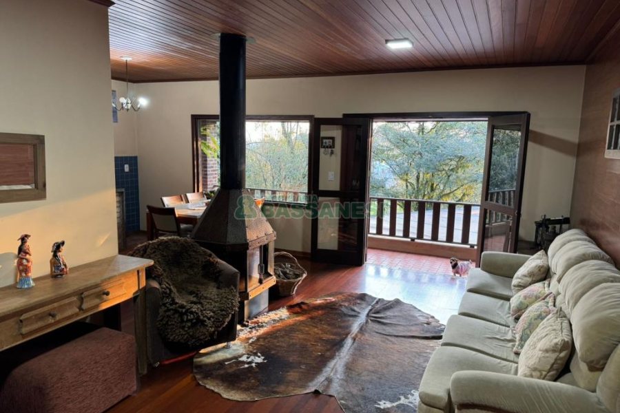 Chácara com 325m², 4 dormitórios, 3 vagas, no bairro Pedancino em Caxias do Sul para Comprar