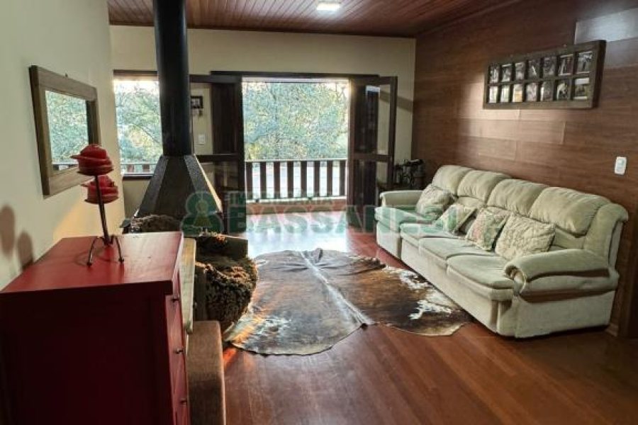 Chácara com 325m², 4 dormitórios, 3 vagas, no bairro Pedancino em Caxias do Sul para Comprar