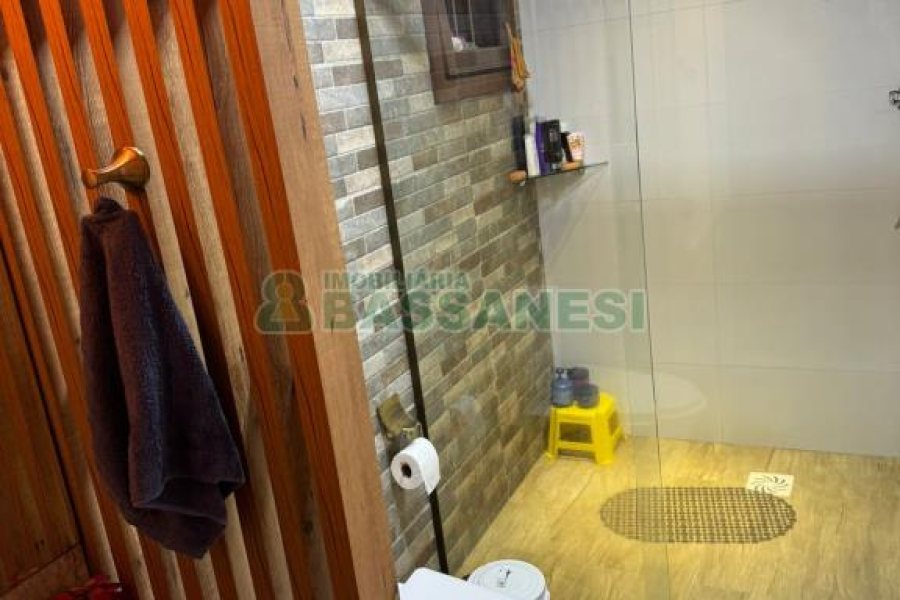 Chácara com 325m², 4 dormitórios, 3 vagas, no bairro Pedancino em Caxias do Sul para Comprar