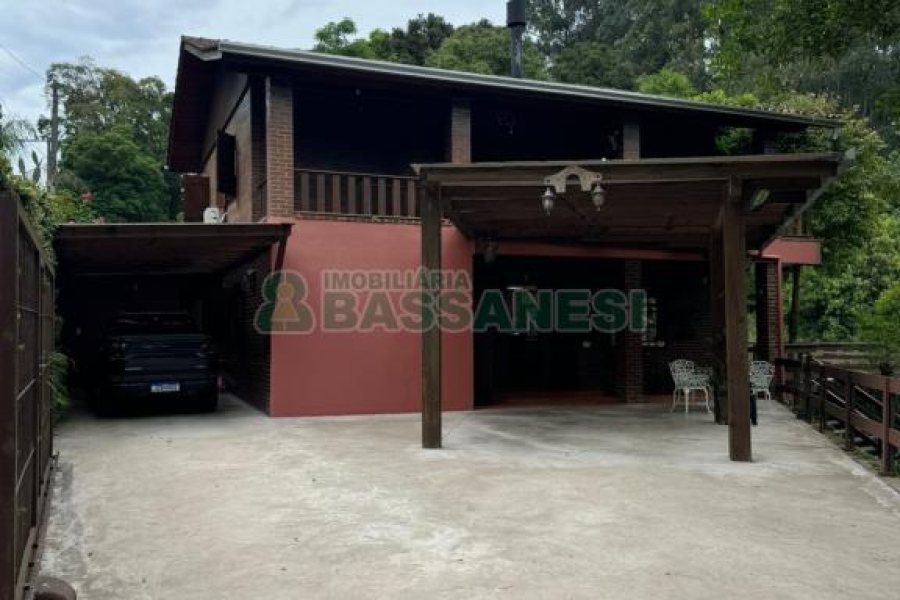 Chácara com 325m², 4 dormitórios, 3 vagas, no bairro Pedancino em Caxias do Sul para Comprar