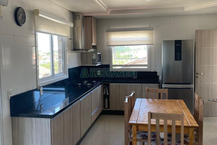 Casa com 403m², 3 dormitórios, 1 vaga, no bairro Charqueadas em Caxias do Sul para Comprar