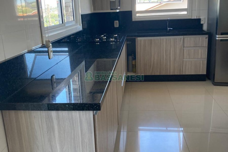 Casa com 403m², 3 dormitórios, 1 vaga, no bairro Charqueadas em Caxias do Sul para Comprar