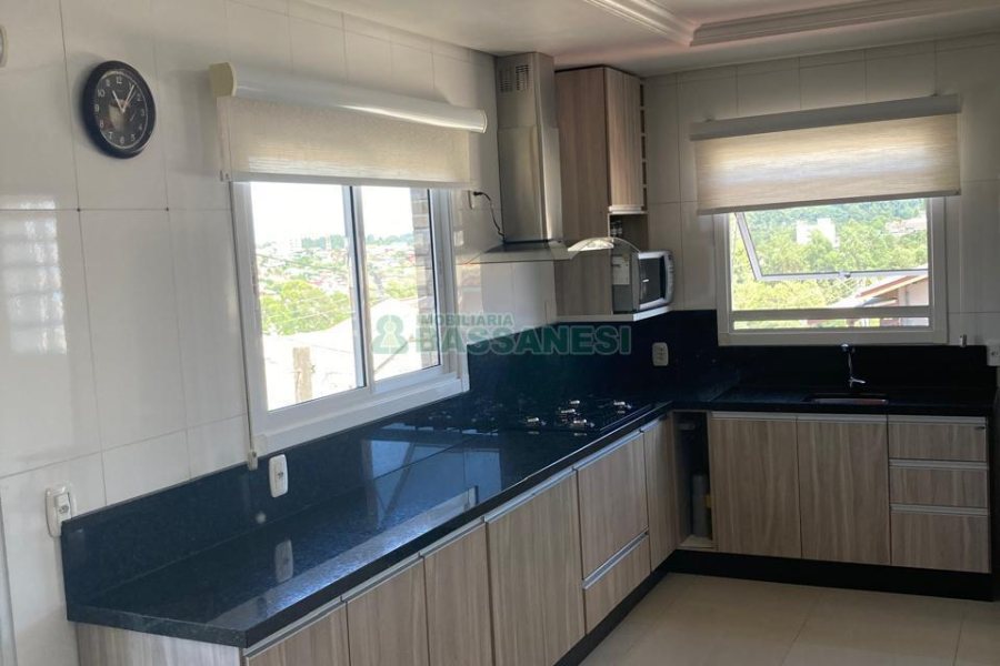 Casa com 403m², 3 dormitórios, 1 vaga, no bairro Charqueadas em Caxias do Sul para Comprar
