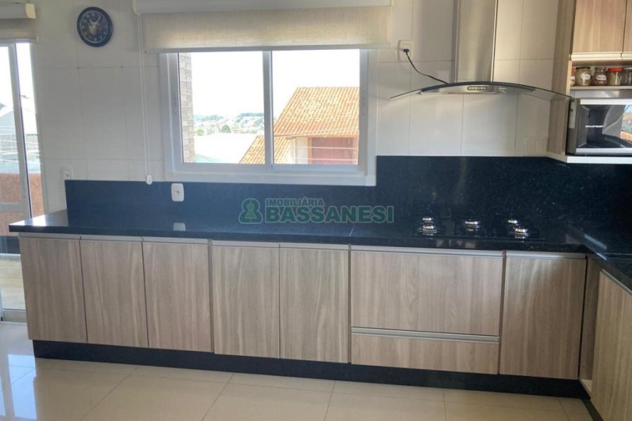 Casa com 403m², 3 dormitórios, 1 vaga, no bairro Charqueadas em Caxias do Sul para Comprar
