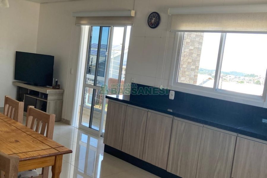 Casa com 403m², 3 dormitórios, 1 vaga, no bairro Charqueadas em Caxias do Sul para Comprar