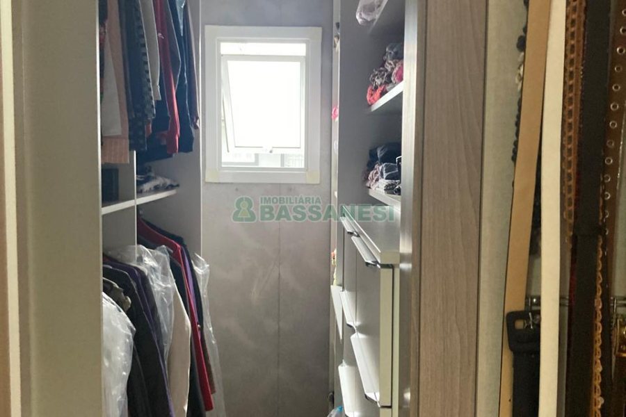 Casa com 403m², 3 dormitórios, 1 vaga, no bairro Charqueadas em Caxias do Sul para Comprar