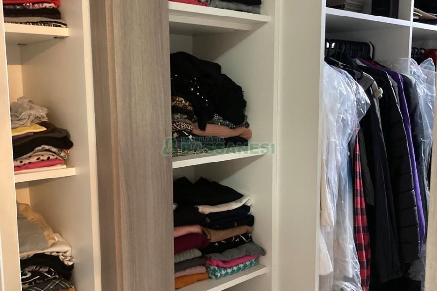 Casa com 403m², 3 dormitórios, 1 vaga, no bairro Charqueadas em Caxias do Sul para Comprar