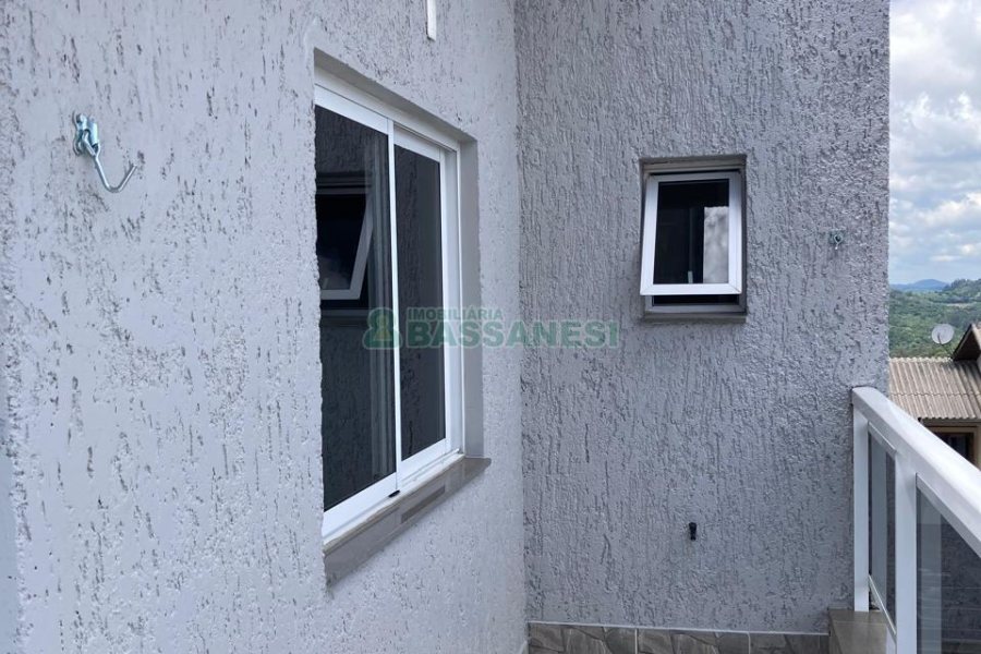 Casa com 403m², 3 dormitórios, 1 vaga, no bairro Charqueadas em Caxias do Sul para Comprar