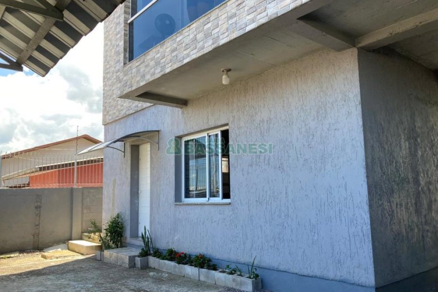 Casa com 403m², 3 dormitórios, 1 vaga, no bairro Charqueadas em Caxias do Sul para Comprar