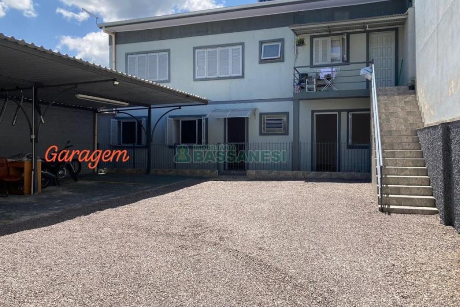 Casa com 403m², 3 dormitórios, 1 vaga, no bairro Charqueadas em Caxias do Sul para Comprar