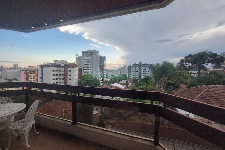 Apartamento com 250m², 3 dormitórios, 4 vagas, no bairro Madureira em Caxias do Sul para Comprar