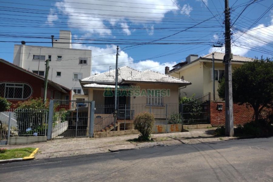 Casa com 208m², 2 dormitórios, 1 vaga, no bairro São Leopoldo em Caxias do Sul para Comprar