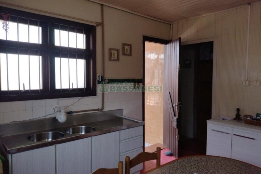 Casa com 208m², 2 dormitórios, 1 vaga, no bairro São Leopoldo em Caxias do Sul para Comprar