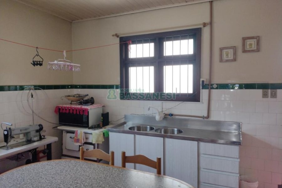 Casa com 208m², 2 dormitórios, 1 vaga, no bairro São Leopoldo em Caxias do Sul para Comprar