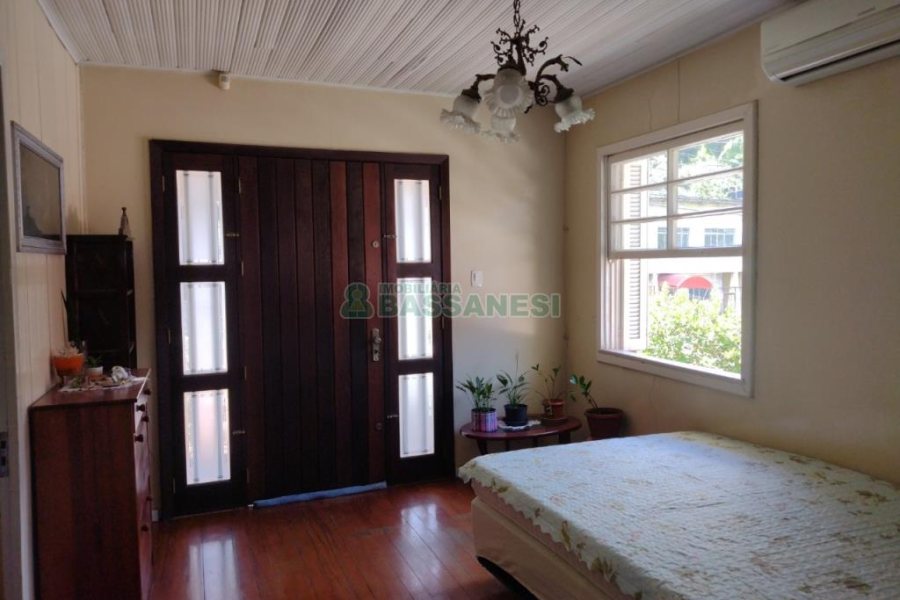 Casa com 208m², 2 dormitórios, 1 vaga, no bairro São Leopoldo em Caxias do Sul para Comprar