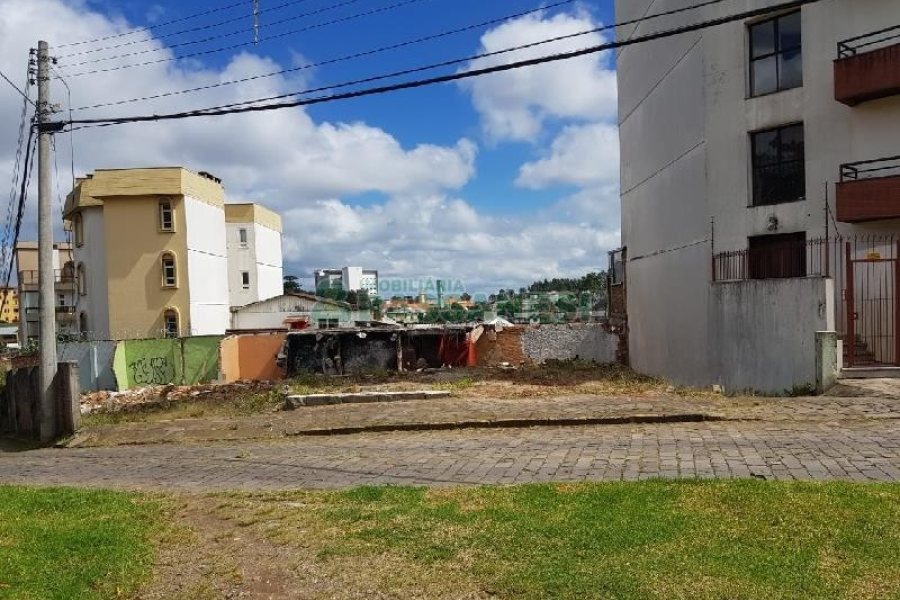 Terreno com 383m², no bairro Cinqüentenário em Caxias do Sul para Comprar