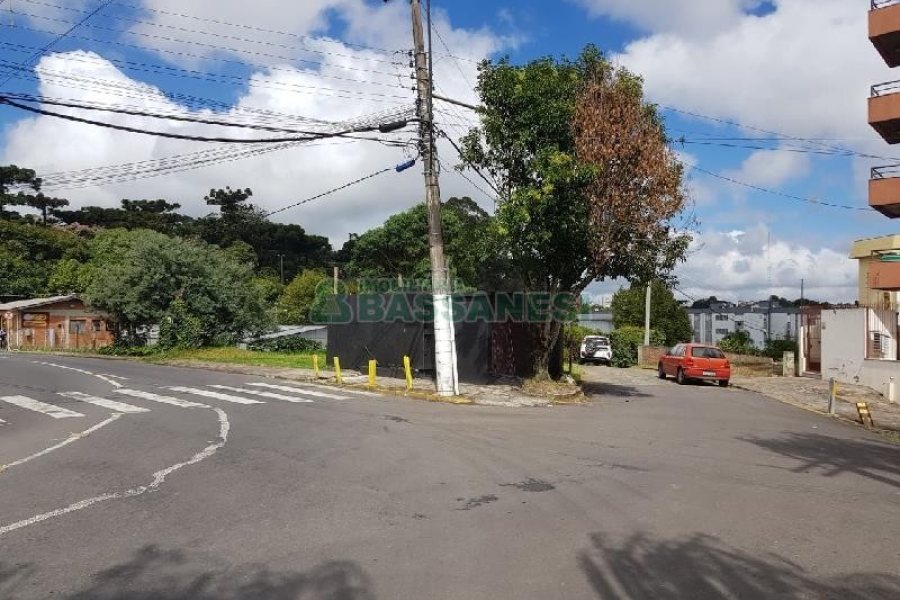 Terreno com 383m², no bairro Cinqüentenário em Caxias do Sul para Comprar