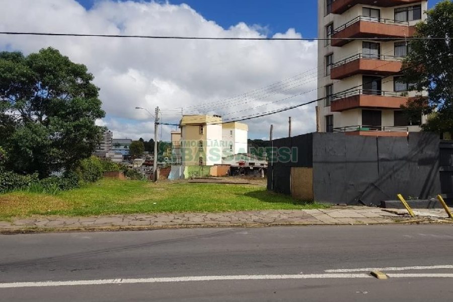 Terreno com 383m², no bairro Cinqüentenário em Caxias do Sul para Comprar