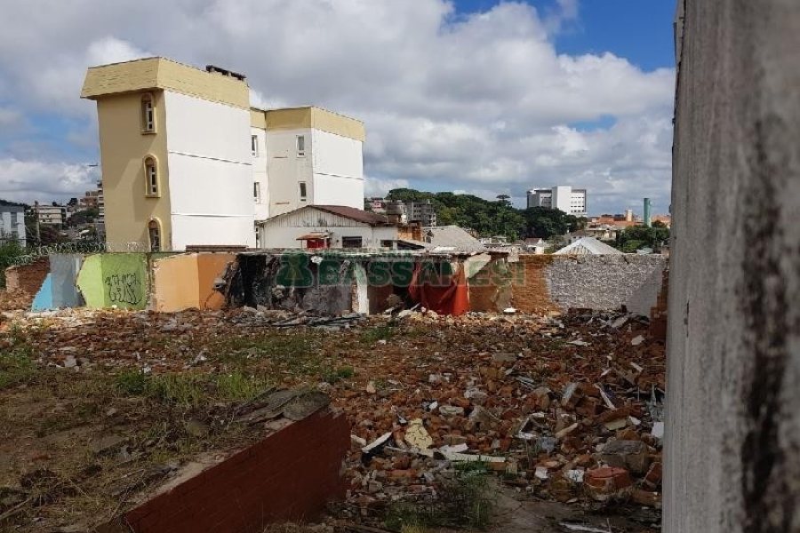 Terreno com 383m², no bairro Cinqüentenário em Caxias do Sul para Comprar