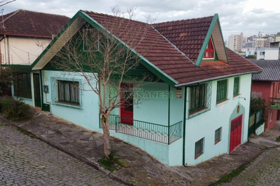 Casa com 450m², 5 dormitórios, 2 vagas, no bairro Centro em Caxias do Sul para Comprar