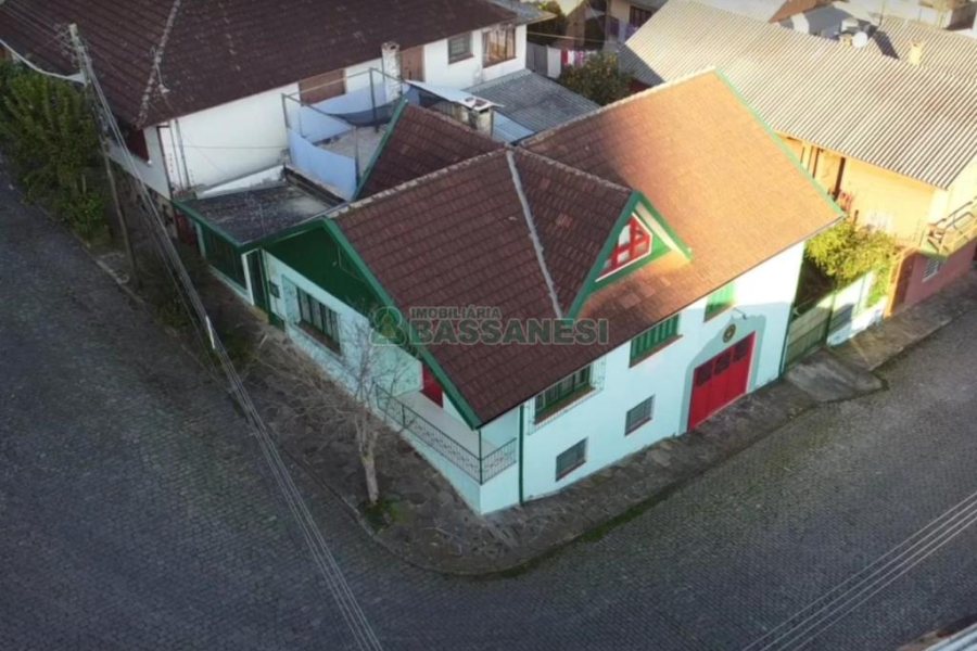 Casa com 450m², 5 dormitórios, 2 vagas, no bairro Centro em Caxias do Sul para Comprar