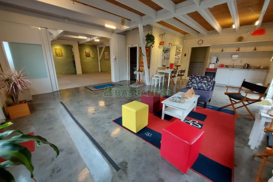 Casa com 450m², 5 dormitórios, 2 vagas, no bairro Centro em Caxias do Sul para Comprar