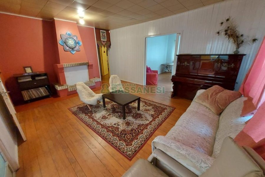 Casa com 450m², 5 dormitórios, 2 vagas, no bairro Centro em Caxias do Sul para Comprar