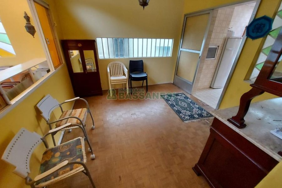 Casa com 450m², 5 dormitórios, 2 vagas, no bairro Centro em Caxias do Sul para Comprar