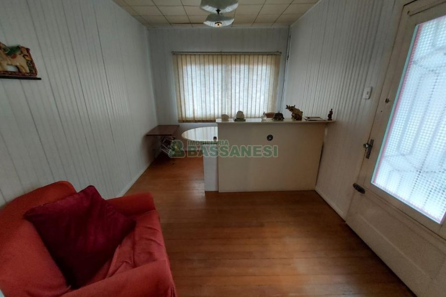 Casa com 450m², 5 dormitórios, 2 vagas, no bairro Centro em Caxias do Sul para Comprar