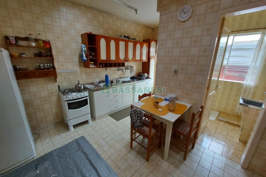 Casa com 450m², 5 dormitórios, 2 vagas, no bairro Centro em Caxias do Sul para Comprar