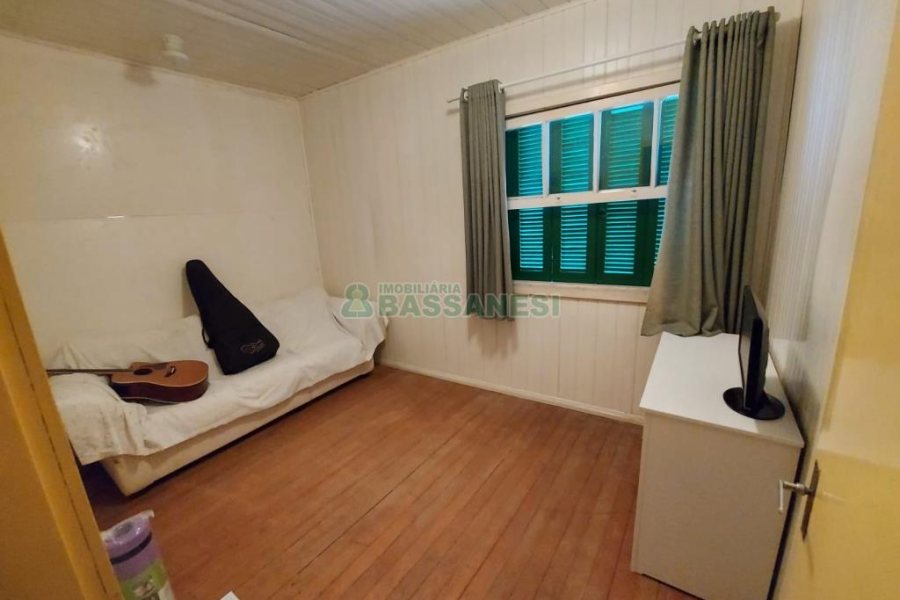 Casa com 450m², 5 dormitórios, 2 vagas, no bairro Centro em Caxias do Sul para Comprar