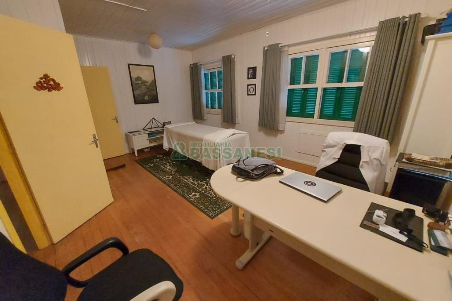 Casa com 450m², 5 dormitórios, 2 vagas, no bairro Centro em Caxias do Sul para Comprar