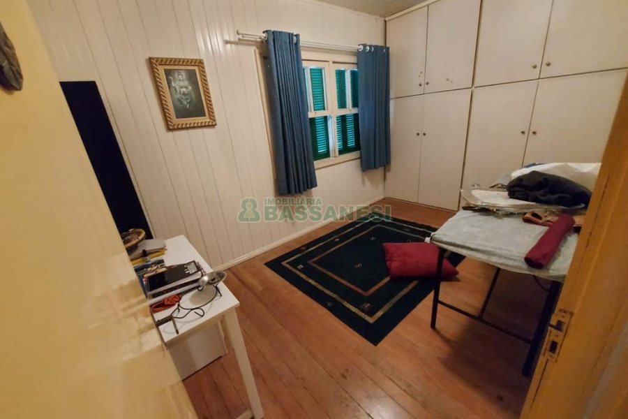 Casa com 450m², 5 dormitórios, 2 vagas, no bairro Centro em Caxias do Sul para Comprar