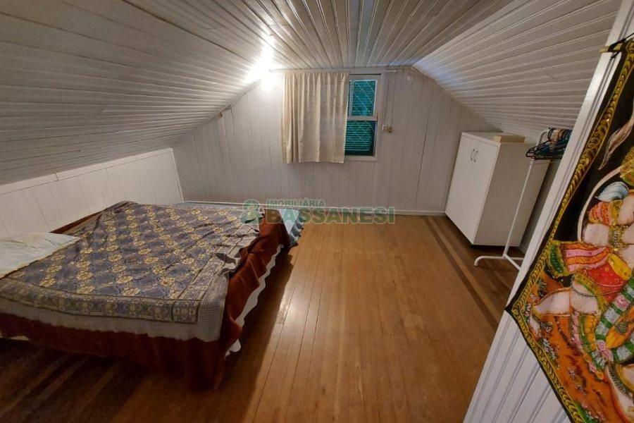 Casa com 450m², 5 dormitórios, 2 vagas, no bairro Centro em Caxias do Sul para Comprar