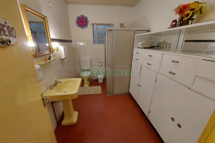 Casa com 450m², 5 dormitórios, 2 vagas, no bairro Centro em Caxias do Sul para Comprar