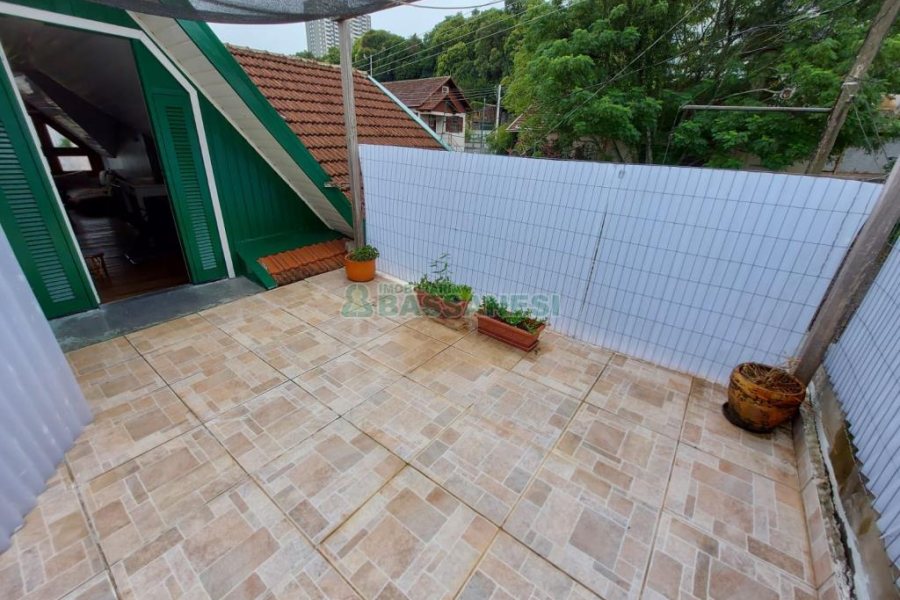 Casa com 450m², 5 dormitórios, 2 vagas, no bairro Centro em Caxias do Sul para Comprar