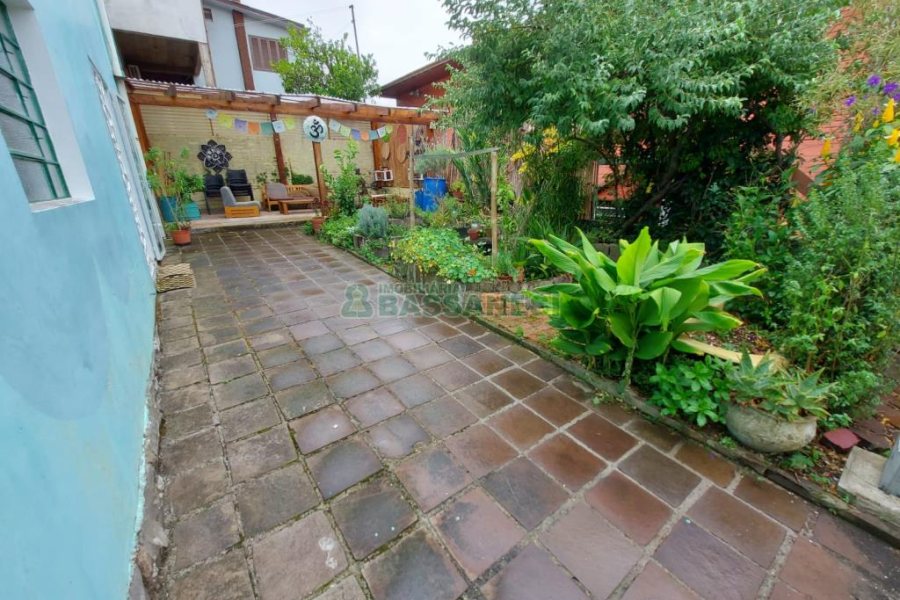 Casa com 450m², 5 dormitórios, 2 vagas, no bairro Centro em Caxias do Sul para Comprar