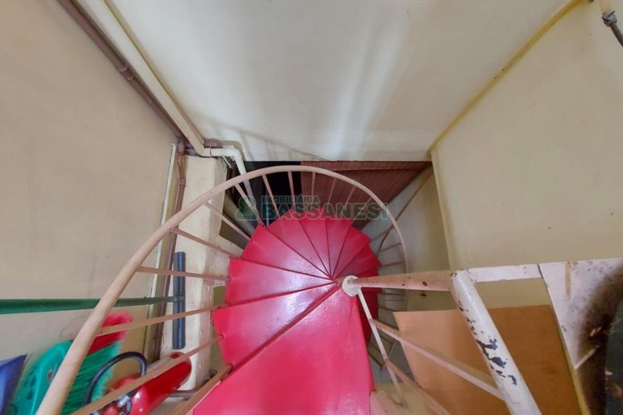 Casa com 450m², 5 dormitórios, 2 vagas, no bairro Centro em Caxias do Sul para Comprar