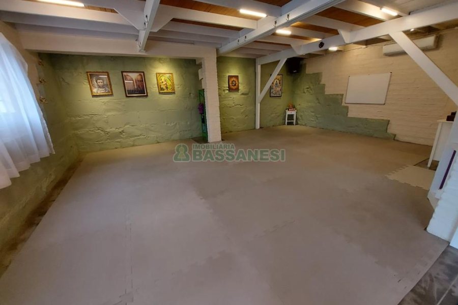 Casa com 450m², 5 dormitórios, 2 vagas, no bairro Centro em Caxias do Sul para Comprar