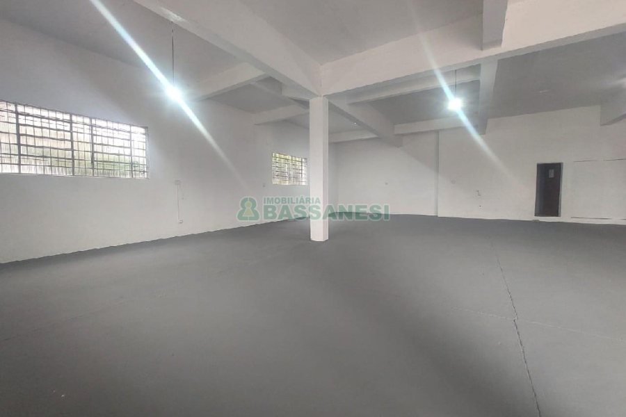 Pavilhão com 300m², no bairro De Lazzer em Caxias do Sul para Alugar