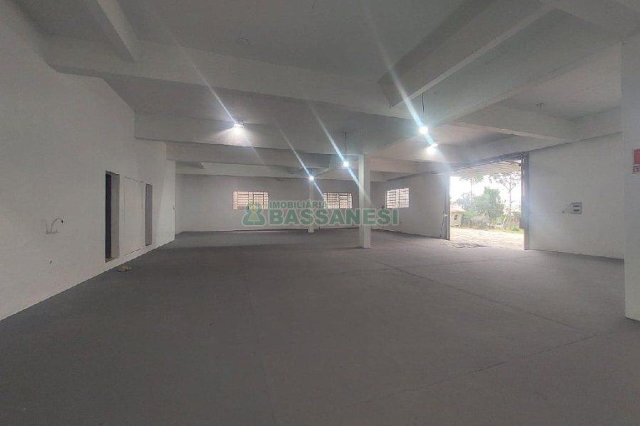 Pavilhão com 300m², no bairro De Lazzer em Caxias do Sul para Alugar