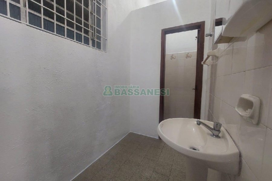 Pavilhão com 300m², no bairro De Lazzer em Caxias do Sul para Alugar
