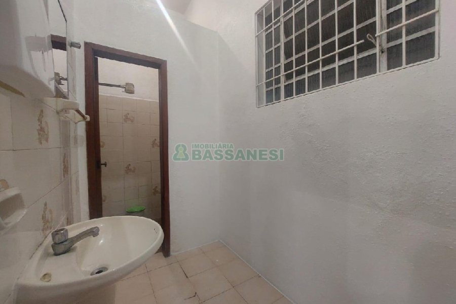 Pavilhão com 300m², no bairro De Lazzer em Caxias do Sul para Alugar