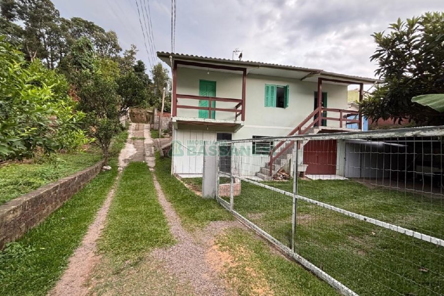 Casa com 42m², 1 dormitório, 1 vaga, no bairro Centenário em Caxias do Sul para Alugar