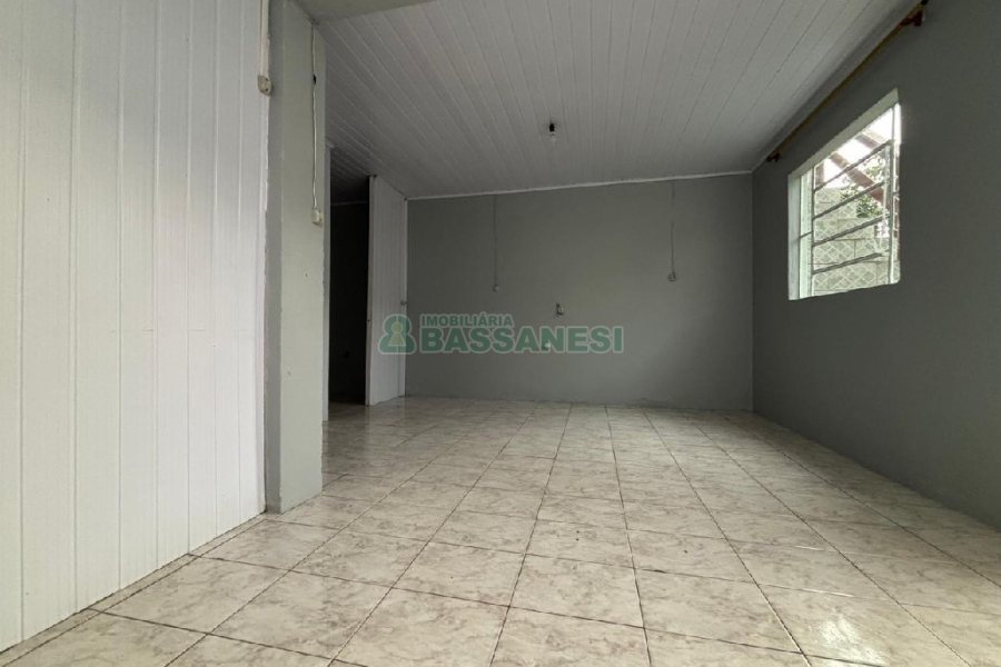 Casa com 42m², 1 dormitório, 1 vaga, no bairro Centenário em Caxias do Sul para Alugar
