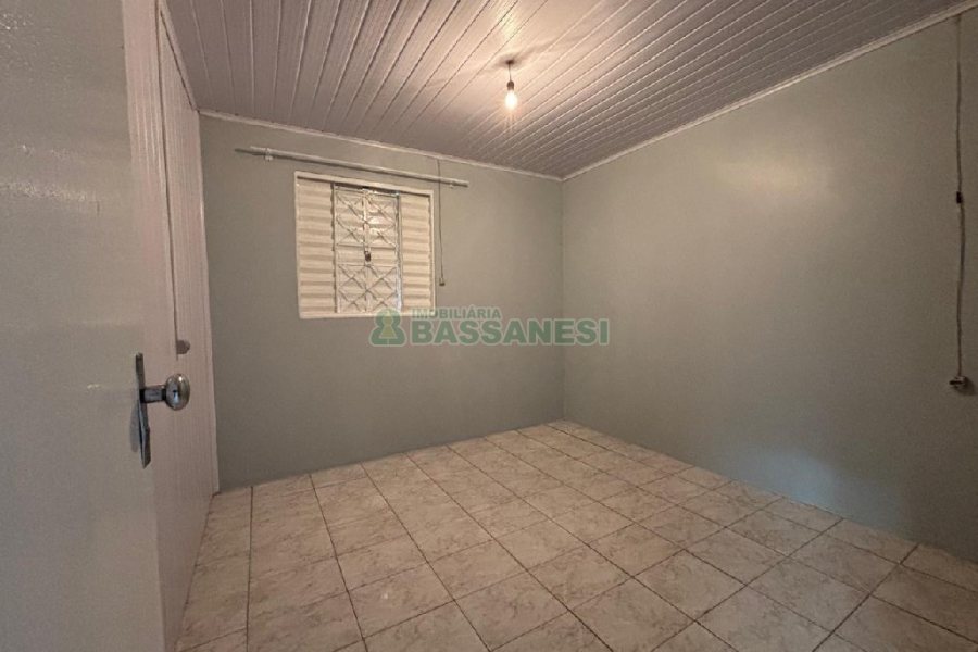 Casa com 42m², 1 dormitório, 1 vaga, no bairro Centenário em Caxias do Sul para Alugar